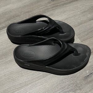 OOFOS Black Comfort Sandals